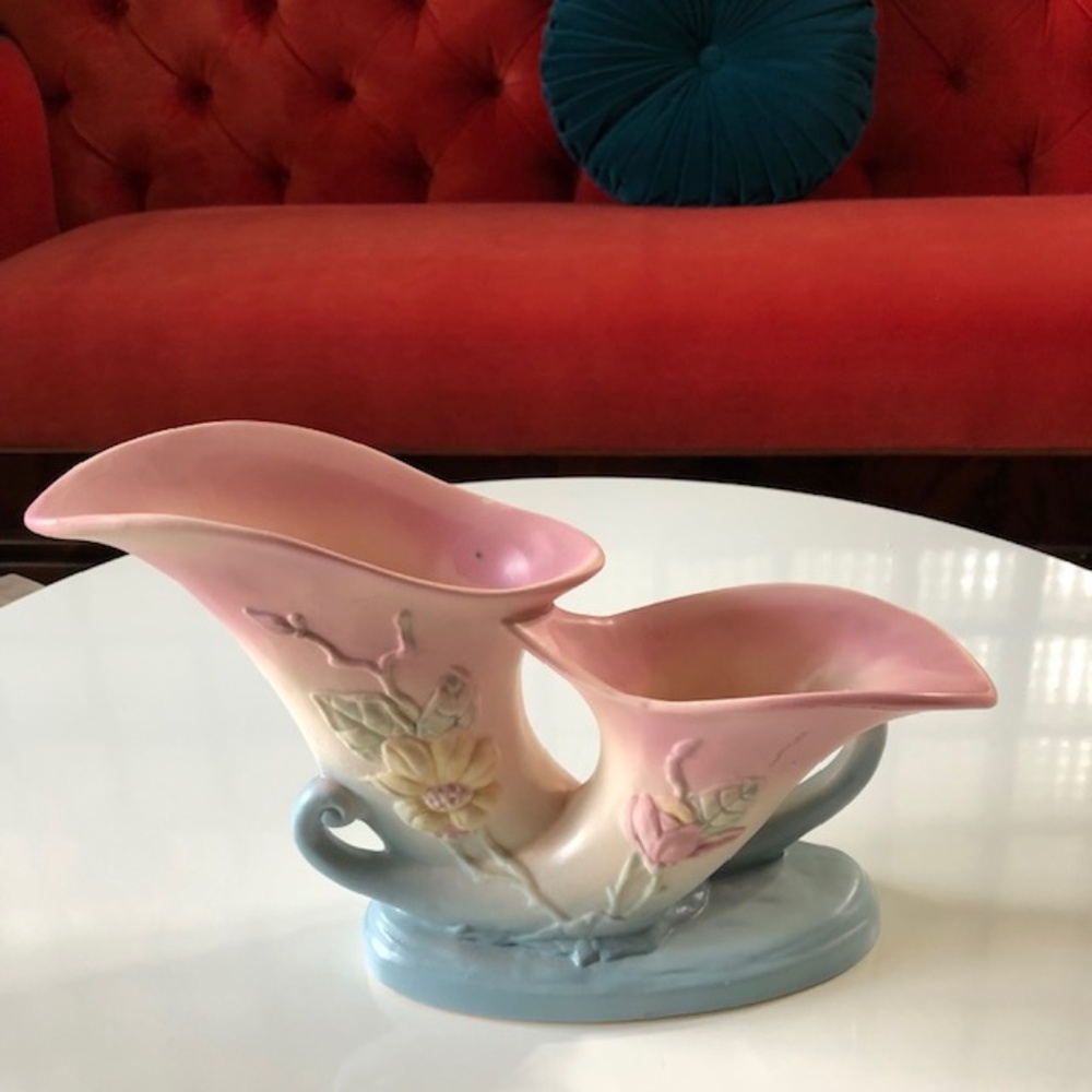 HULL ROY MAGNOLIA DOUBLE CORNUCOPIA VASE
